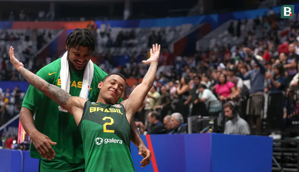 Pebasket Brasil, Yago Santos (kanan) bersama rekannya, Cristiano Felicio merayakan kemenangan atas Kanada pada laga Grup L Piala Dunia FIBA 2023 melawan Brasil di Indonesia Arena, Senayan, Jakarta, Jumat (01/09/2023). Brasil menang dengan skor 69-65. (Bola.com/Bagaskara Lazuardi)