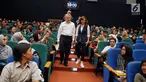 Founder dan CEO PT Intiland Development Tbk Hendro S Gondokusumo bersama jurnalis senior dan founder Narasi TV Najwa Shihab bersiap mengikuti acara talkshow bertema 'Smart Sharing' di Kampus Universitas Indonesia, 29 November 2018. (Liputan6.com/HO/Eko)