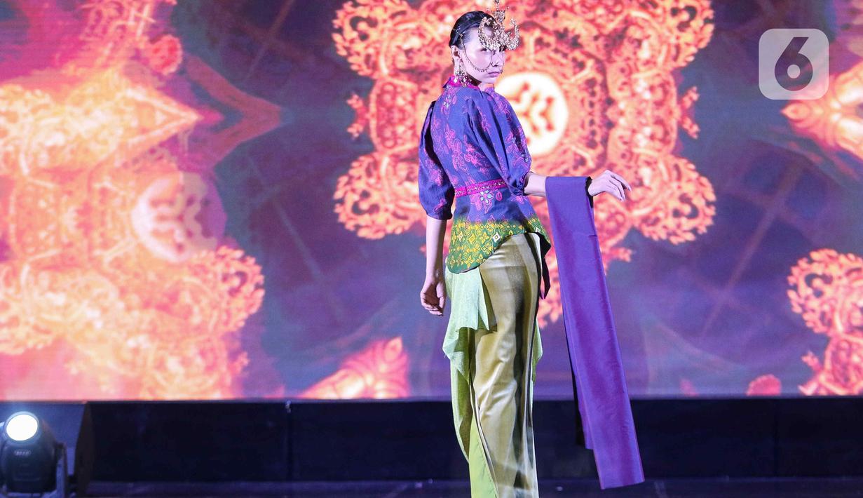 Model berpose dalam balutan busana rancangan Ferry Sunarto saat acara Cita dan Cipta Liputan6.com X Fimela dalam parade Wastra Nusantara di Hotel Shangri La, Jakarta, Rabu (31/7/2024). (Liputan6.com/Herman Zakharia)