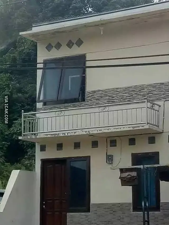 10 Potret Absurd Balkon Salah Desain Ini Jadi Tak Beguna