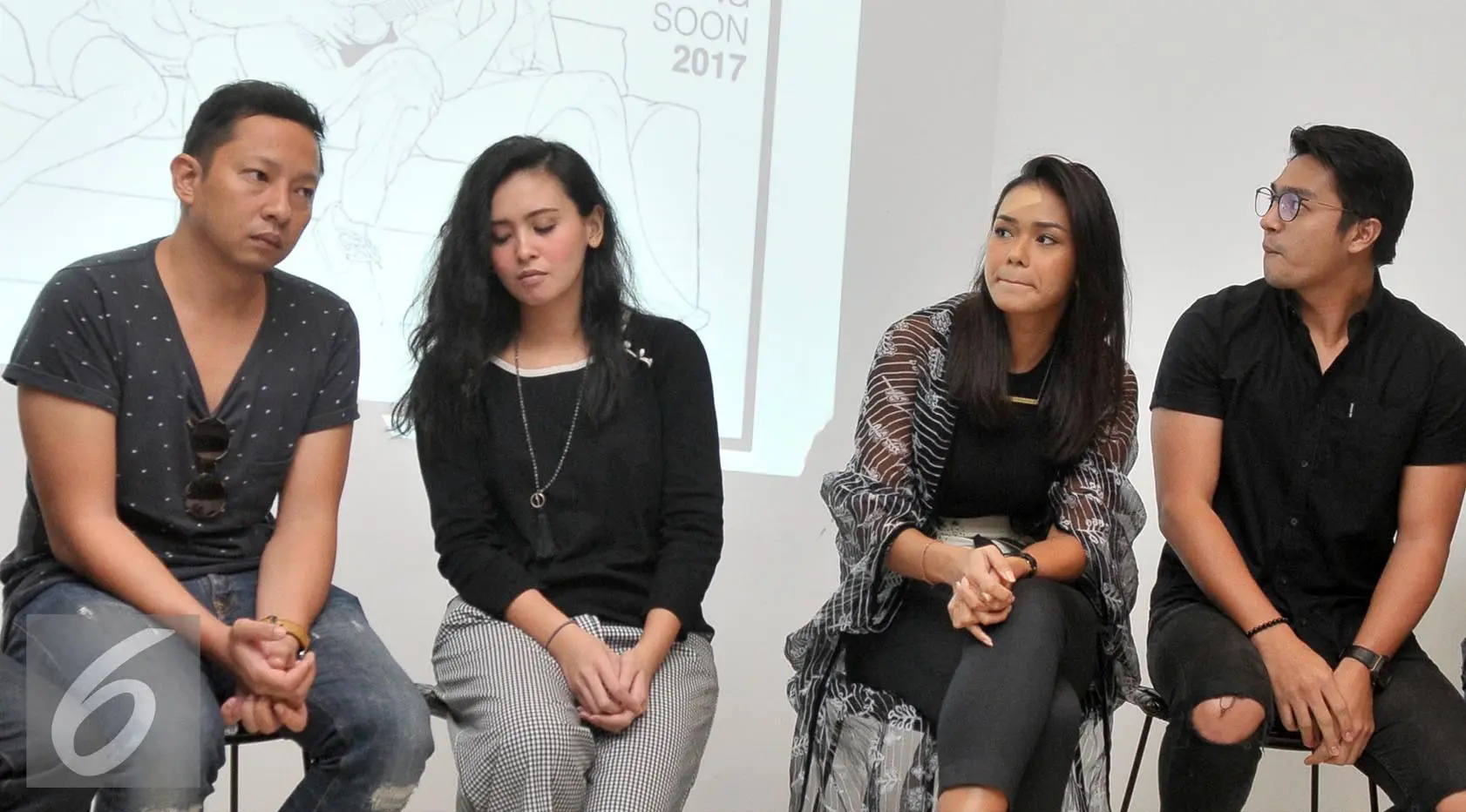 Para bintang film Satu Hari Nanti; Ringgo Agus Rahman, Ayushita, Adinia Wirasti dan Deva Mahenra. (Foto: Herman Zakharia/Liputan6.com)