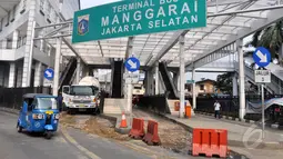 Tiga jalur yang kondisinya berlubang akibat tekanan dari kendaraan di terminal Manggarai mulai diperbaiki, Jakarta, Minggu (28/8/2014) (Liputan6.com/Miftahul Hayat)