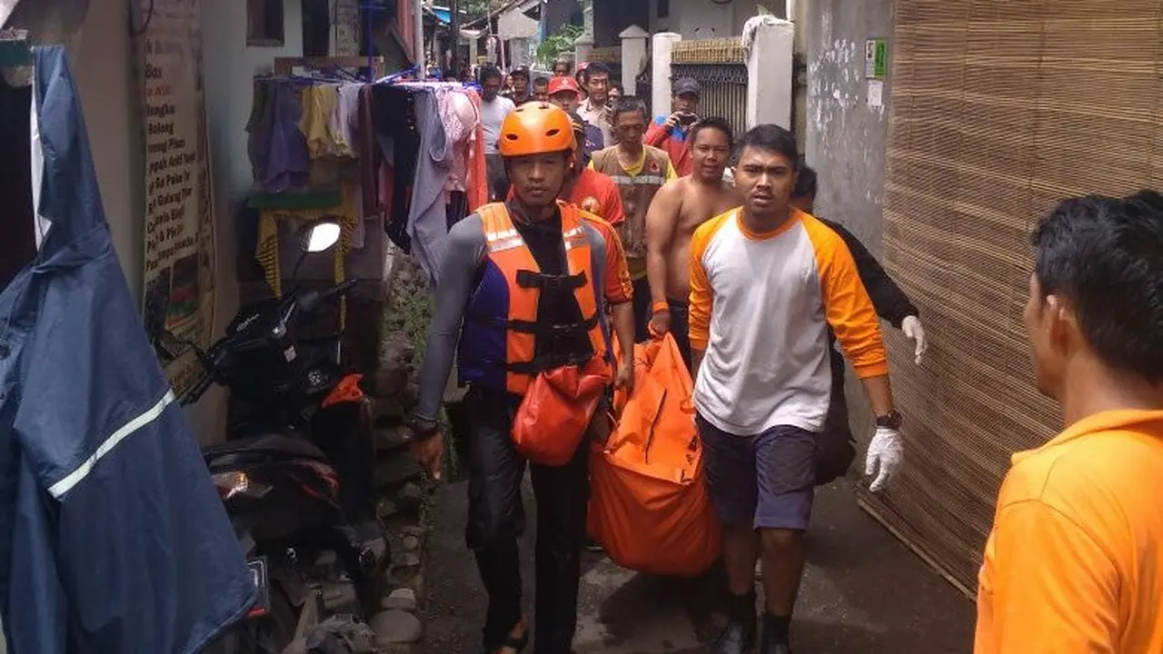 Pria tewas setelah nyebur ke Sungai Ciliwung di Bogor.