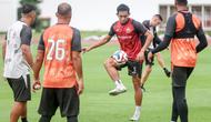 Pemain Persija Jakarta, Rizky Ridho melakukan latihan resmi menjelang laga BRI Super League 2025/2026 melawan Persijap Jepara di Stadion Madya, Senayan, Jakarta, Jumat (02/01/2026). (Bola.com/Abdul Aziz)