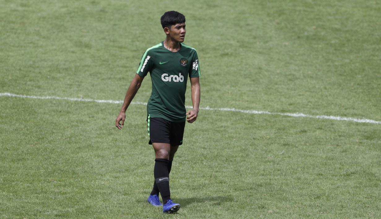 Pemain Timnas Indonesia U-22, Firza Andika, mengamati instruksi saat latihan di Stadion Madya, Jakarta, Kamis (17/1). Latihan ini merupakan persiapan jelang Piala AFF U-22. (Bola.com/Yoppy Renato)