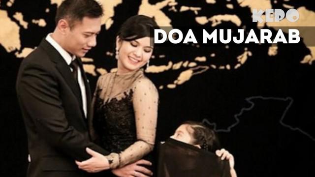 Doa orangtua ikut andil dalam kesuksesan buah hati, seperti publik figur ini yang melakukannya demi kesuksesan anak di kemudian hari.