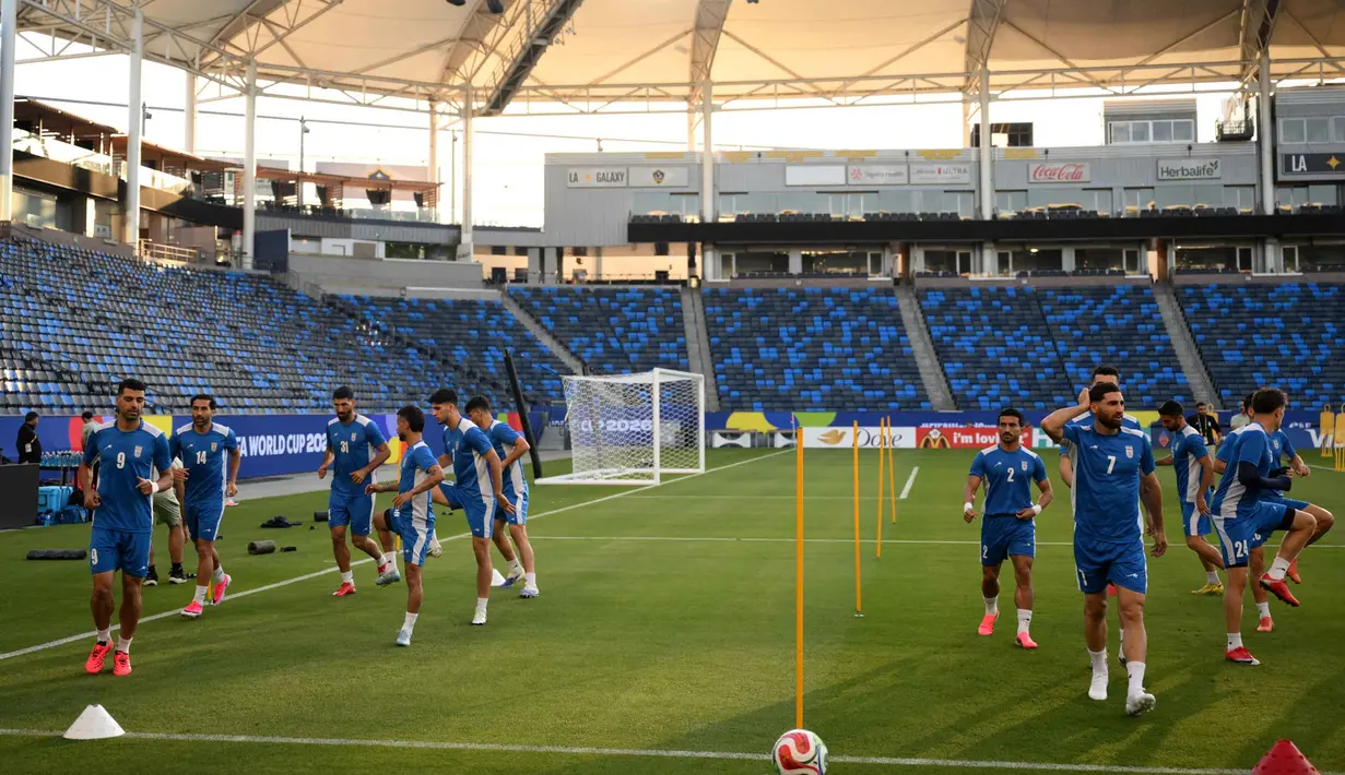 Para pemain Iran mengikuti sesi latihan di Carson Sports Park, California pada Minggu 14 Juni 2026, menjelang pertandingan Grup G Piala Dunia 2026 melawan Selandia Baru. (Patrick T. Fallon/AFP)