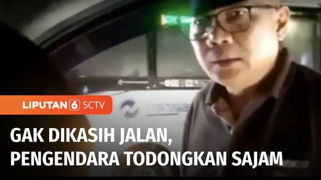 VIDEO: Arogan! Merasa Tidak Diberi Jalan, Pengendara Mobil Todongkan Senjata Tajam