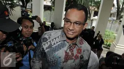 Anies Baswedan saat melakukan kunjungan ke kediaman Hamzah Haz, di Patra Kuningan XV, Jakarta, Rabu (16/11). Anies mengatakan, pertemuan dengan Hamzah Haz sebagai kesempatan untuk mengambil ilmu dan pengalaman.  (Liputan6.com/Helmi Affandi)