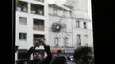 Wartawan tampak mengabadikan gambar kaca disebuah restoran dimana penembakan terjadi di Paris, Prancis, Sabtu (14/11/2015). Dikabarkan ratusan orang tewas dalam serangan ini. (REUTERS/Gonzalo Fuentes)