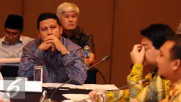 Ketua Bawaslu RI, Muhammad (kedua kiri) menyimak paparan moderator saat Evaluasi Tahapan Penyelenggaraan Pilkada Serentak 2015 yang dilaksanakan KPU Pusat di Jakarta, Senin (15/2/2016). (Liputan6.com/Helmi Fithriansyah)