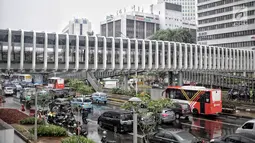 Kondisi lalu di sekitar jembatan penyeberangan orang (JPO) Bundaran Senayan, Jakarta, Senin (21/1). JPO Bundaran Senayan sudah terhubung dengan Halte Transjakarta dan siap untuk dioperasikan. (Liputan6.com/Faizal Fanani)