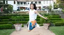 Salah satu pose favorit Raline ketika foto ialah loncat. Pose ia terbang dengan kaki tidak menyentuh tanah ini kian menunjukkan bahwa Raline sosok yang penuh energi. Perempuan yang memiliki darah Sumatera Utara ini memang selalu tampil ceria dengan pamer senyum lebarnya. (Liputan6.com/IG/@ralineshah)