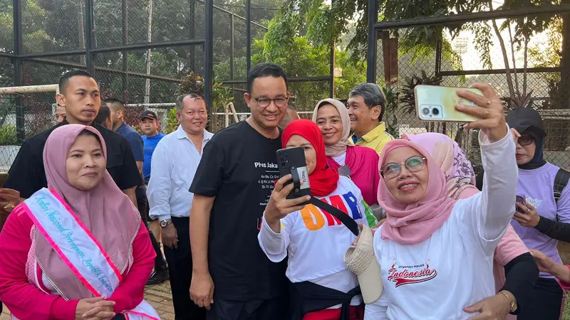 Mantan Gubernur DKI Jakarta Anies Baswedan usai menghadiri undangan Koalisi Nasional Perempuan Indonesia (KNPRI) di Lapangan Banteng, Jakarta.