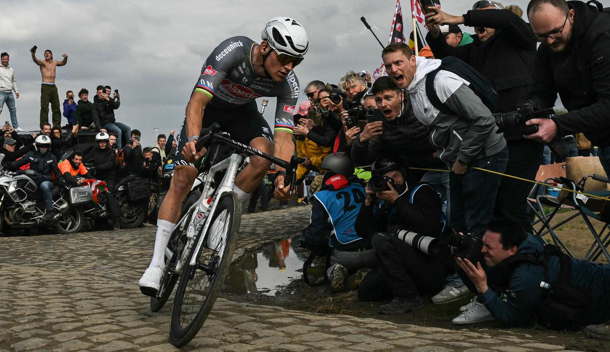 Pembalap Alpecin-Deceuninck, Mathieu van der Poel memacu sepedanya dalam ajang Paris Roubaix 2025 pada Minggu (13/04/2025) waktu setempat. Van der Poel menyelesaikan balapan yang menempuh jarak 259,2 km antara Compiegne hingga Roubaix, Prancis dengan catatan waktu 5 jam 27 menit 27 detik. (AFP/Jeff Pachoud)