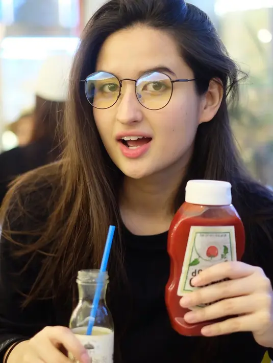 Stephanie Poetri selalu percaya diri di tiap kesempatan. Meski tanpa makeup, penyanyi pendatang baru ini tetap memesona dengan kacamata bulatnya (Liputan6.com/IG/@stephaniepoetri)