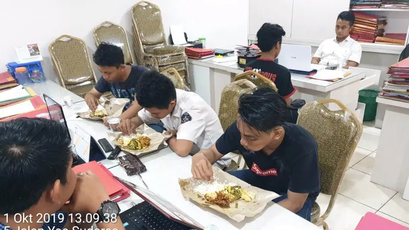 Sejumlah pelajar, dua di antaranya bocah SD makan lahap setelah kelaparan dan terlunta di Jakut. (dok Polres Jakut)
