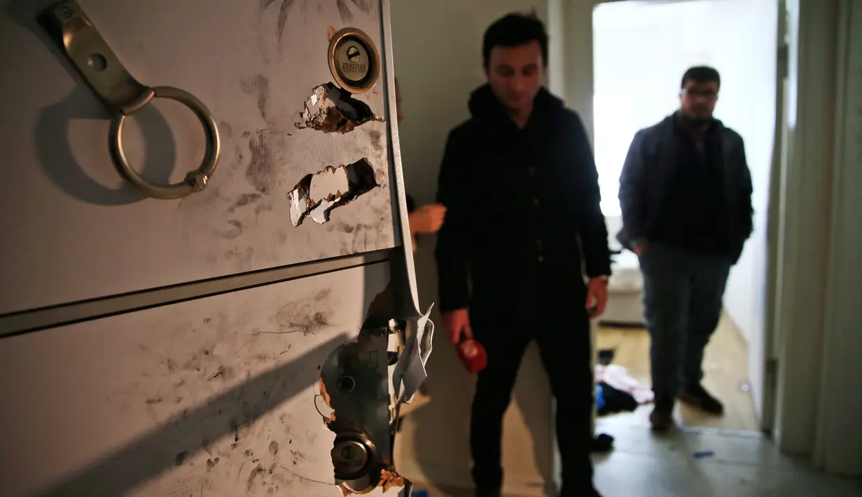 Kerusakan dalam penggerebekan di apartemen pelaku serangan di klub malam mewah Reina pada malam Tahun Baru, Istanbul, Turki, 17 Januari 2017. Pria bersenjata bernama Abdulkadir Masharipov itu ditangkap saat tengah bersama putranya. (AP/Lefteris Pitarakis)
