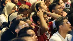 Ekspresi suporter timnas Indonesia U-23 saat nonton bareng laga Garuda Muda melawan Uzbekistan pada semifinal Piala Asia U-23 Qatar 2024, Stadion Utama Gelora Bung Karno, Jakarta, Senin (29/4/2024). (Liputan6.com/Herman Zakharia)