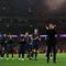 Pelatih Atletico Madrid, Diego Simeone, bertepuk tangan untuk fans setelah kekalahan pada leg kedua semifinal Liga Champions kontra Arsenal di Stadion Emirates, Rabu (6/5/2026) dini hari WIB. (Adrian Dennis / AFP)