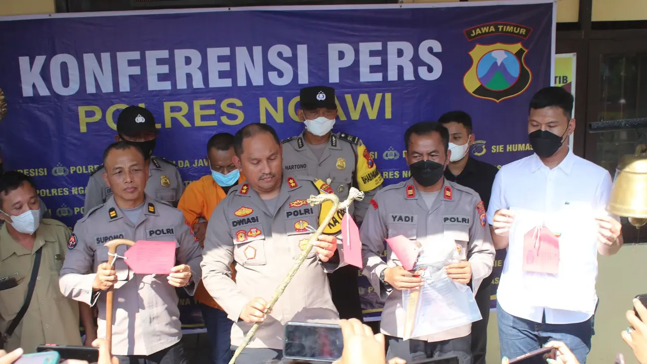 Polisi menangkap pria yang mengaku guru spiritual di Ngawi. (Dian Kurniawan/Liputan6.com).