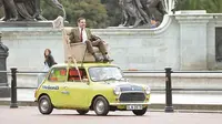 Aksi mengendarai British Leyland Mini 1000 berlangsung di sekitaran Istana Buckingham.