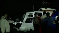 Helikopter milik Polisi Udara mendarat darurat di kebun warga Tangerang. Sementara itu, pencarian siswa yang hanyut di Jember dilakukan