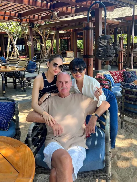 Di tengah kesibukannya, Cinta Laura tetap meluangkan waktu untuk menemui sang ayah. Artis 30 tahun itu mengungkapkan dirinya masih belum pandai menghabiskan waktu bersama orangtua. Namun, ia mencoba menemui mereka pada acara-acara khusus, meski harus mengambil penerbangan kurang dari 48 jam. (Liputan6.com/IG/@herdianak)
