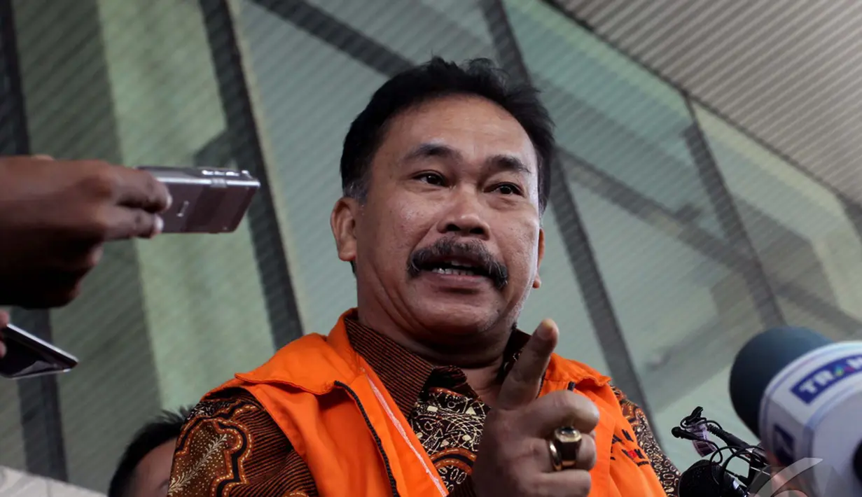 Bupati Tapanuli Tengah, Sumut, Raja Bonaran Situmeang, tersangka kasus dugaan suap hakim MK terkait pengurusan sengketa pilkada, diperiksa penyidik KPK di Gedung KPK, Jakarta, Jumat (24/10/2014) (Liputan6.com/Johan Tallo)