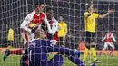 Alexis Sanchez mengambil bola hasil sepakan Alex Iwobi dari gawang Watford pada pekan ke-23 Premier League di Emirates stadium, London, Selasa (31/1/2017). Arsenal kalah 1-2. (AP/Frank Augstein)