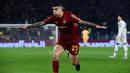 Pemain AS Roma, Gianluca Mancini melakukan selebrasi setelah mencetak gol kemenangan timnya ke gawang Juventus pada laga pekan ke-25 Liga Italia 2022/2023 yang berlangsung di Stadio Olimpico, Senin (06/03/2023) dini hari WIB. (AFP/Filippo Monteforte)