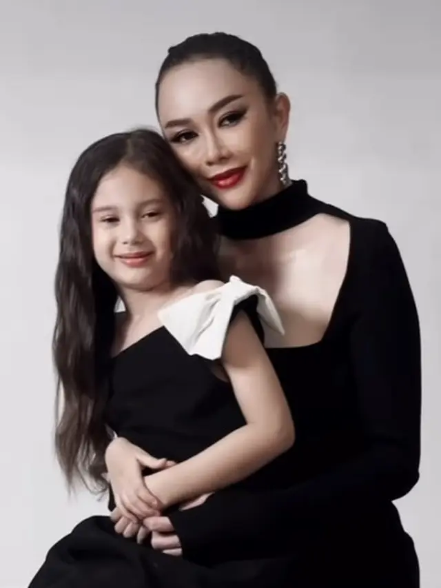 Aura Kasih dan anak (Instagram/aurakasih)