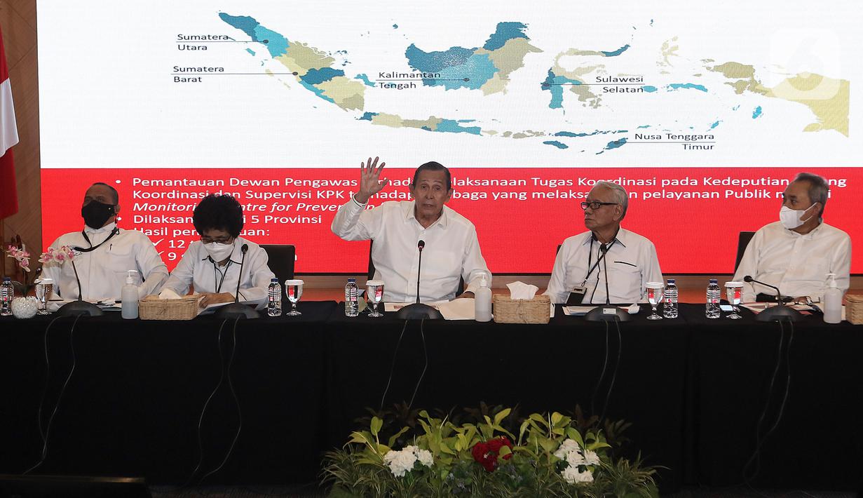 Ketua Dewan Pegawas KPK Tumpak Hatorangan Panggabean (tengah) bersama para anggota Syamsuddin Haris, Harjono, Albertina Ho dan Indriyanto Seno menyampaikan konferensi pers di Gedung ACLC KPK, Jakarta, Senin (9/1/2022). Keterangan pers tersebut terkait laporan akhir tahun Dewan Pengawas (Dewas) Komisi Pemberantasan Korupsi (KPK). (Liputan6.com/Johan Tallo)