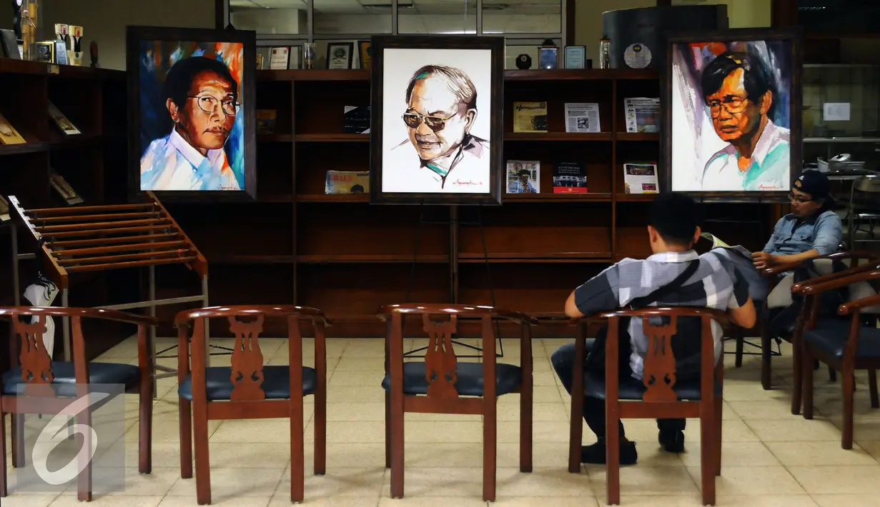 Pengunjung membaca buku di PDS HB Jassin, Jakarta, Kamis (8/9). PDS HB Jassin selama ini berada di bawah pengelolaan sebuah yayasan, rencananya Pemprov DKI Jakarta akan mengambil alih pengelolaan. (Liputan6.com/Helmi Fithriansyah)