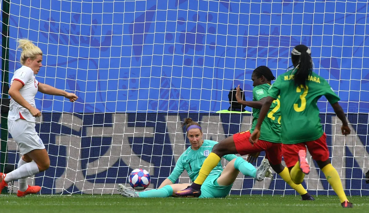 Karen Bardsley kiper Inggris berusaha menahan gempuran serangan dari pemain Kamerun di babak 16 besar Piala Dunia Wanita 2019 di Hainaut stadium, Valenciennes, Prancis. ( AFP/Philippe Huguen )