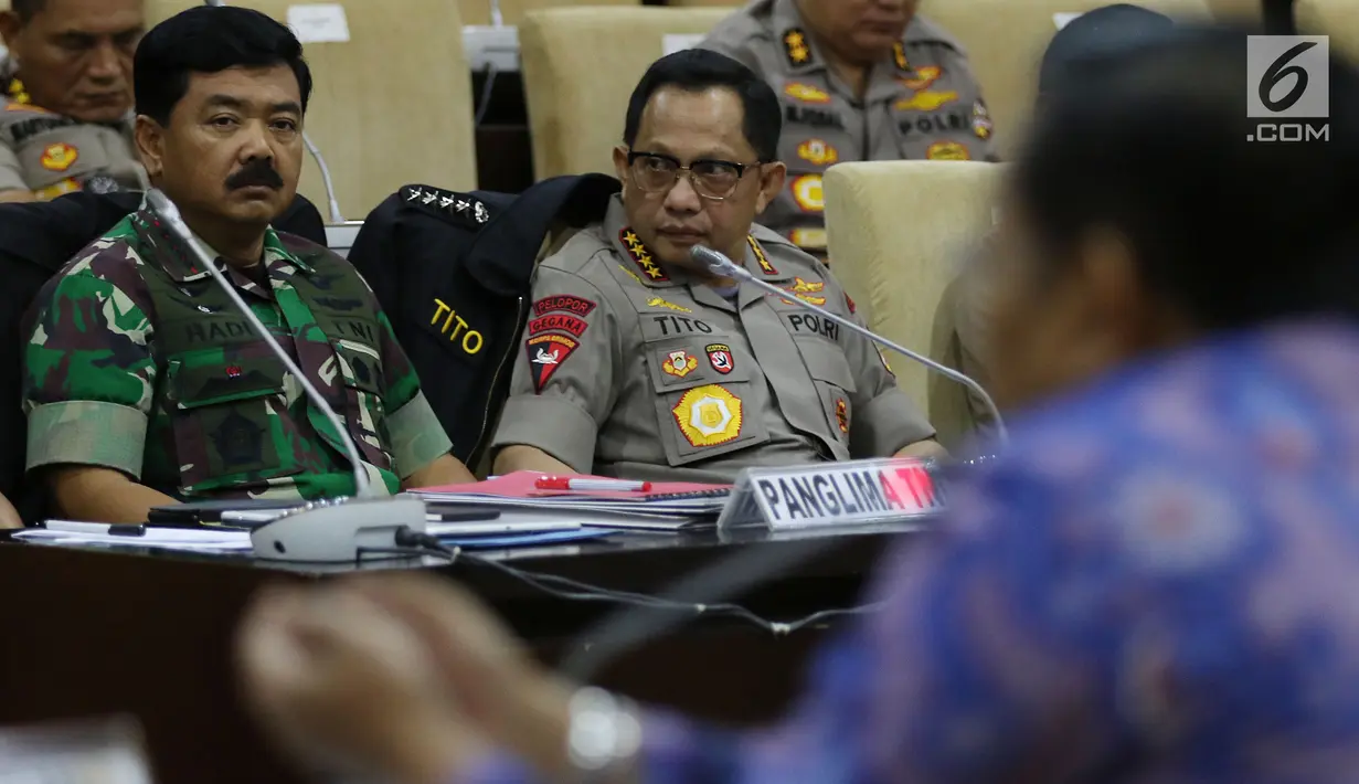 Panglima TNI Marsekal  Hadi Tjahjanto (kiri) dan Kapolri Jenderal Tito Karnavian saat mengikuti raker dengan Komite I DPD RI di kompleks parlemen, Senayan, Jakarta, Selasa (7/5/2019). Panglima TNI mengungkapkan ada indikasi provokasi terkait hasil Pemilu 2019. (Liputan6.com/JohanTallo)