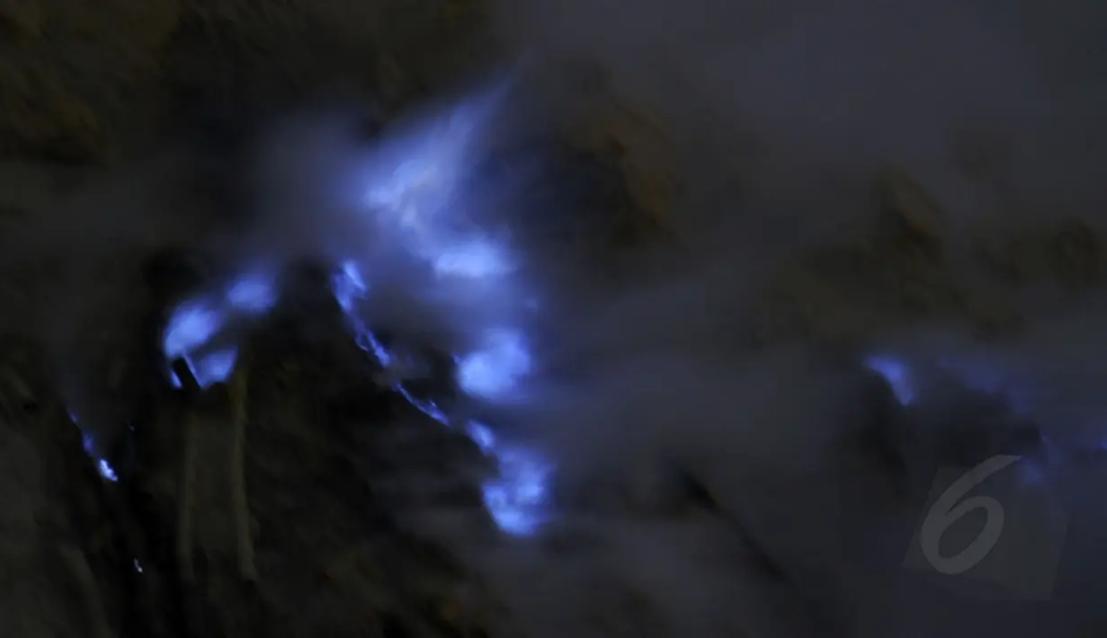 Api Biru atau "Blue Fire" menjadi salah satu daya tarik tersendiri yang ada di dalam kawah Gunung Ijen, Jawa Timur, (20/10/2014). (Liputan6.com/Helmi Fithriansyah)