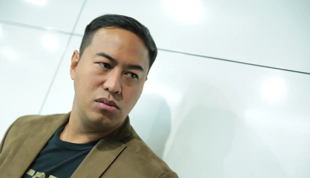 "Yaa itu sebenernya sesuatu (masalah) yang sering saya temuin. Kebanyakan anak muda di Indonesia itu bercita-cita, tapi nggak ada yang berani untuk mulai, mereka takut (karyanya) jelek,” pungkas Pandji Pragiwaksono. (Adrian Putra/Bintang.com)