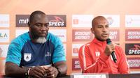 Pelatih Persipura, Jacksen Tiago, dan sang kapten, Ian Kabes. (Bola.com/Abdi Satria)
