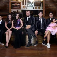 Ahmad Dhani Sesi Pemotretan Foto Keluarga (Andy Masela/bintang.com)