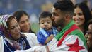 Pemain Leicester City asal Algeria, Riyad Mahrez merayakan titel juara Liga Inggris bersama keluarganya di Stadion King Power, Leicester, Inggris. (7/5/2016). (Action Images via Reuters/Carl Recine)