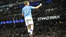 Gelandang Manchester City, Kevin De Bruyne, melakukan selebrasi usai membobol gawang Sheffield United pada laga Premier League 2019 di Stadion Etihad, Minggu (30/12). Manchester City menang 2-0 atas Sheffield United. (AP/Rui Vieira)