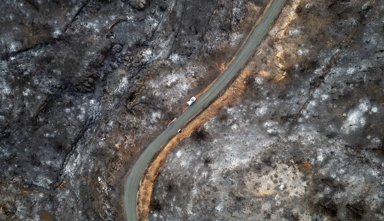 Menurut petugas pemadam, kebakaran hutan besar di departemen Aude yang meluas pada 5 Agustus dan telah menghanguskan 16.000 hektare masih belum sepenuhnya padam pada 17 Agustus 2025. (Lionel BONAVENTURE/AFP)