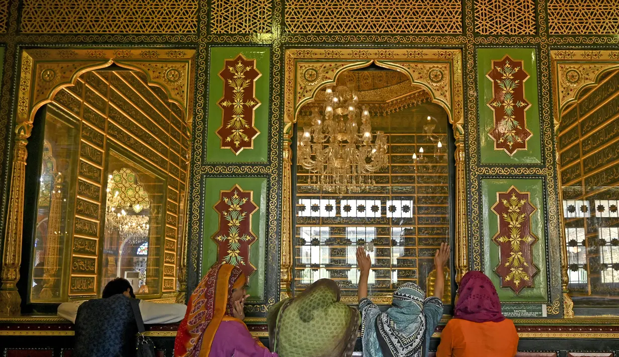 Umat Muslim berdoa di dalam kuil Syekh Abdul Qadir Al-Jailani selama bulan suci Ramadhan di Srinagar (11/4/2022). Kuil berusia 200 tahun tersebut dibangun sebagai tanda penghormatan terhadapnya Syekh Abdul Qadir Jailani. (AFP/Tausef Mustafa)