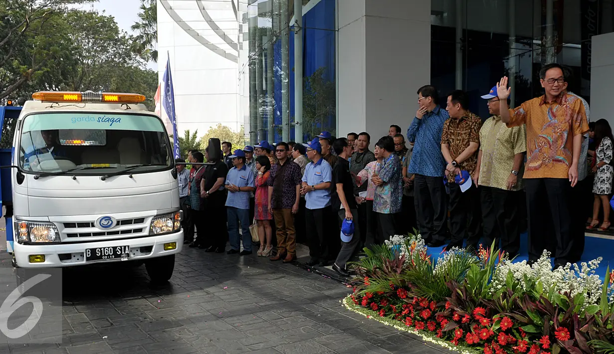 Mobil layanan derek Garda Siaga disiagakan saat peluncuran tim  layanan mudik Astra Holiday Campaign 2015, Jakarta, Jumat (10/7/2015). Program ini berlangsung pada 13-22 Juli 2015 di sepanjang jalur mudik Jawa-Bali. (Liputan6.com/Johan Tallo)