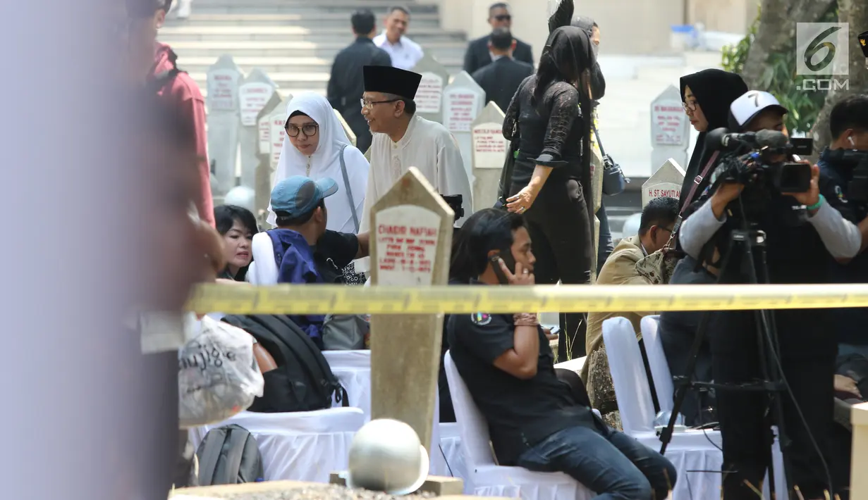 Warga menghadiri pemakaman Presiden ke-3 RI BJ Habibie di TMP Kalibata, Jakarta, Kamis (12/9/2019). Habibie meninggal pada usia 83 tahun akibat gagal jantung dan menua. (Liputan6.com/Herman Zakharia)
