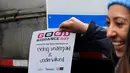 Seorang wanita melemparkan kertas berisi pesan yang ingin disobeknya pada acara "Good Riddance Day" di Times Square, New York, Rabu (28/12). Good Riddance Day menjadi tradisi warga menghapus kenangan buruk selama satu tahun. (REUTERS/Darren Ornitz)