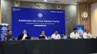 Staf Ahli Menteri Kelautan dan Perikanan (KKP) Bidang Kemasyarakatan dan Hubungan Antar Lembaga, bukan Bidang Ekonomi, Sosial, dan Budaya (ESB), Trian Yunanda dalam konferensi pers Kampung Nelayan Merah Putih, di Kantor KKP, Jakarta, Senin (15/9/2025). (Liputan6.comn/Tira)