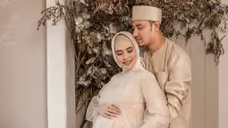 Kemesraan Kartika Putri dan Habib Usman dalam balutan kostum berwarna senada. (Foto: Instagram/ riomotret)