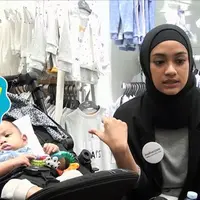 Anak sudah mulai besar, Ayudia Bing Slamet memberikan mainan yang bermanfaat. Dikarenakan anak hobi gigit sesuatu, Ayudia membeli mainan yang bisa digigit oleh anak.